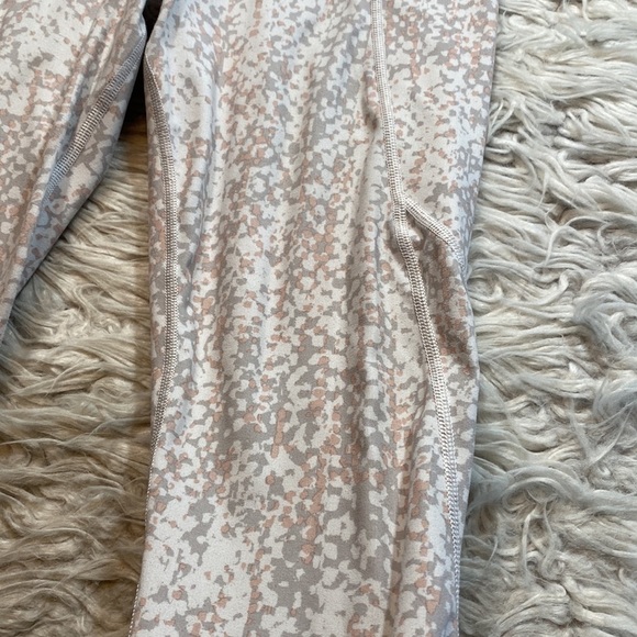 Athleta Salutation Stash Pocket Serpent Tight Leggings White sz S - Picture 5 of 10